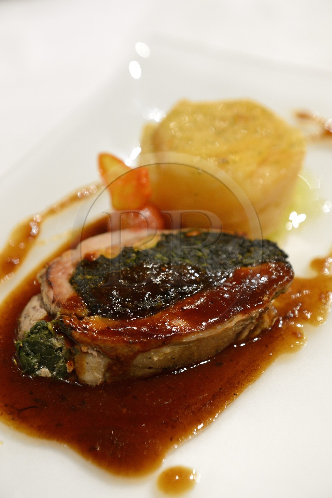 Espagne, Andalousie, Séville, Restaurant Enrique Becerra, agneau roti au miel farci d'épinards et de pignons