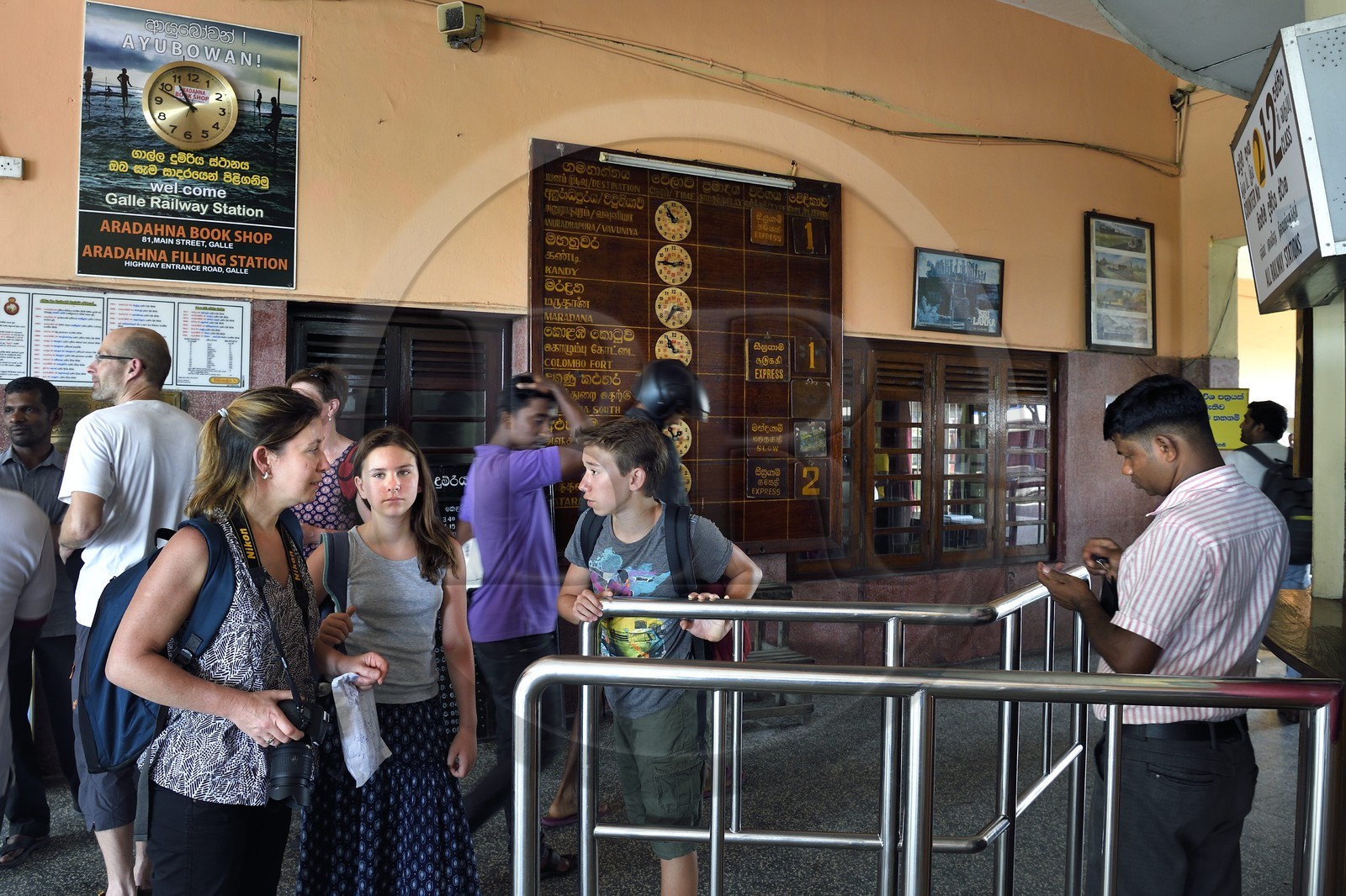 Sri Lanka, Province du Sud, gare de Galle, tableau d'affichage des horaires