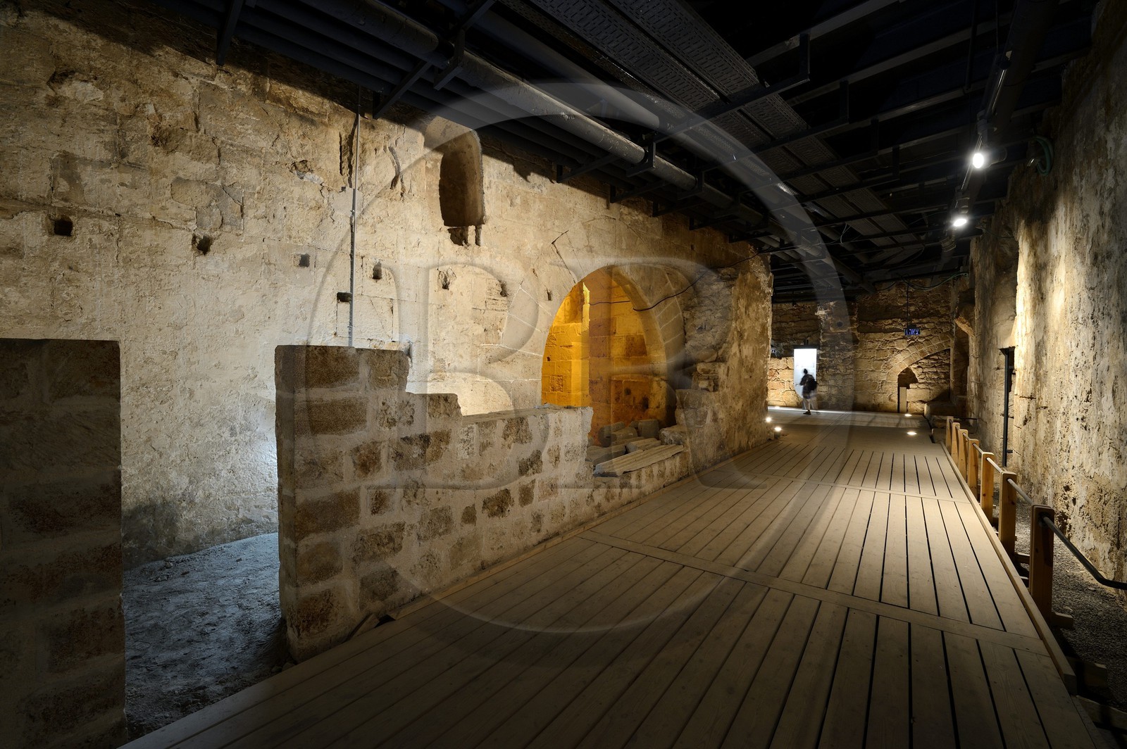 Israel, district Nord, Galilée, Acre (Akko), vieille ville, classée Patrimoine Mondial de l'UNESCO, la ville souterraine des croisés en bordure de la citadelle des Hospitaliers, la rue méridionale avec les vestiges de boutiques devant l'entrée d'une chapelle