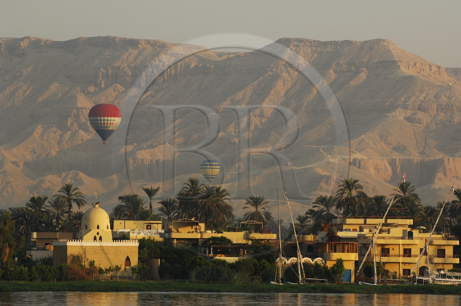 Egypte, Haute Egypte, vallée du Nil, Louxor, mongolfière survolant la rive ouest