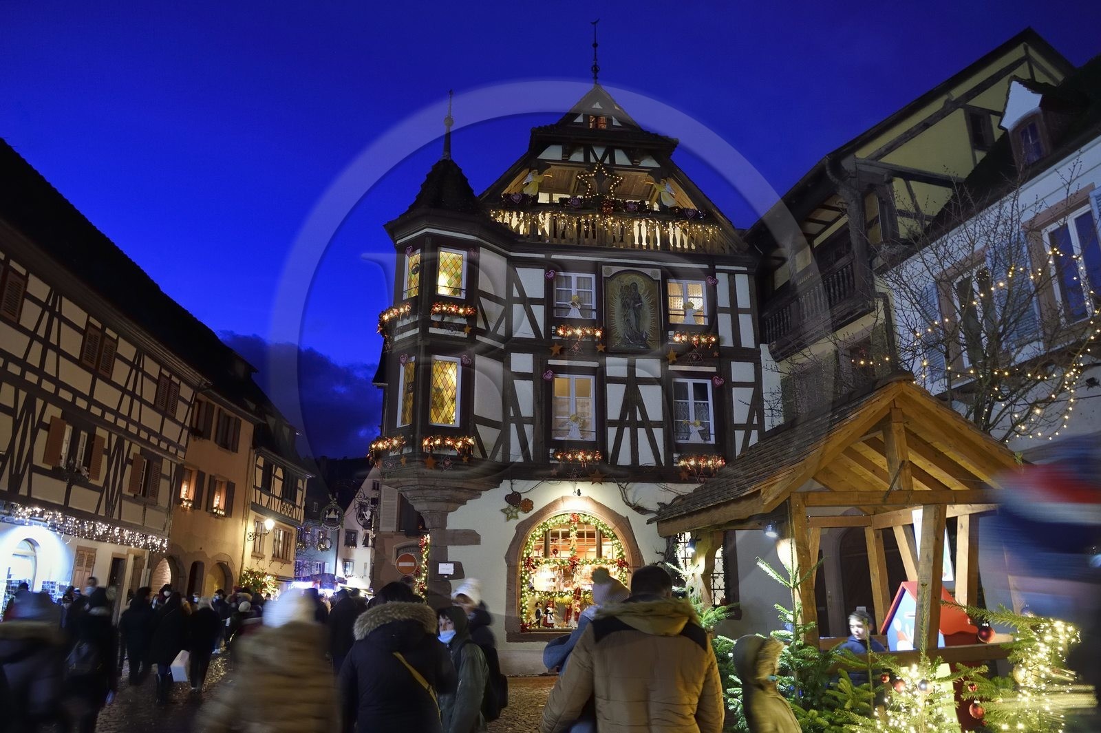 France, Haut-Rhin (68), Kaysersberg, maison à pans de bois sur la place du Vieux Marché à Noël