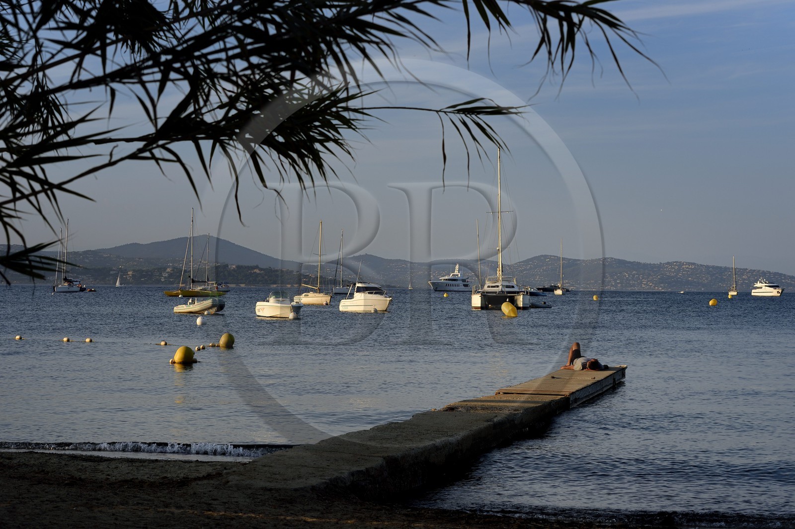 France, Var (83), Saint-Tropez,  baie des Canebiers, ponton sur la plage des Canebiers