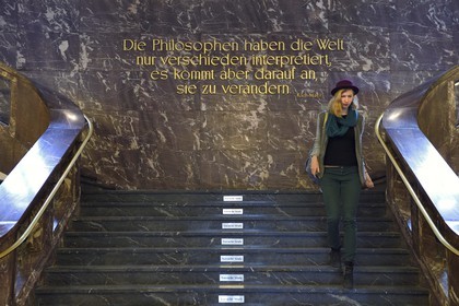 Allemagne, Berlin, Humbolt-Universität (université Humboldt) sur Unter den Linden, phrase de Karl Marx qui a étudié ici et installation intitulée Vorsicht Stufe (Attention à la marche) de l'artiste Ceal Floyer 2009