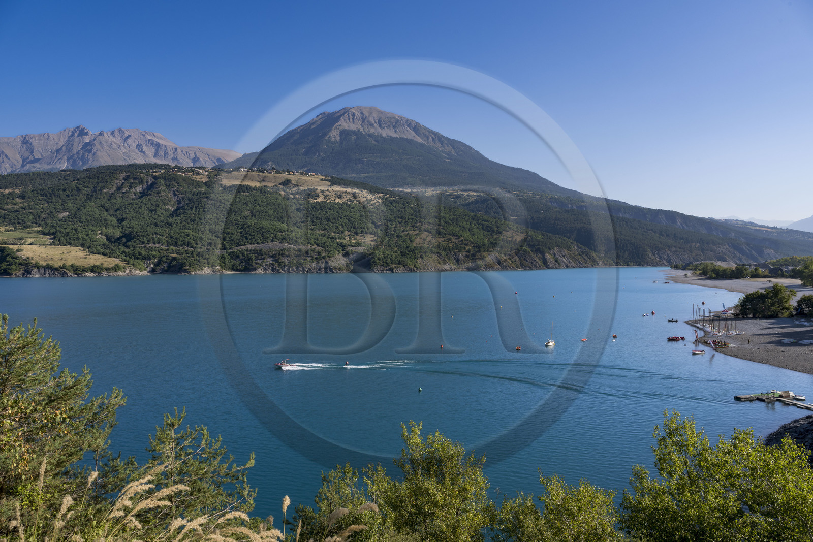 France, Hautes Alpes (05), Crots, lac de Serre Ponçon et la rive Nord