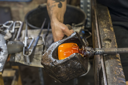 France, Moselle, Meisenthal, Centre international d'Art verrier (CIAV) (international glass centre), the blowing workshop, the prompter regulates the mass at home plate while performing a continuous rotation of his cane and preparation of the parison before passing to the mold