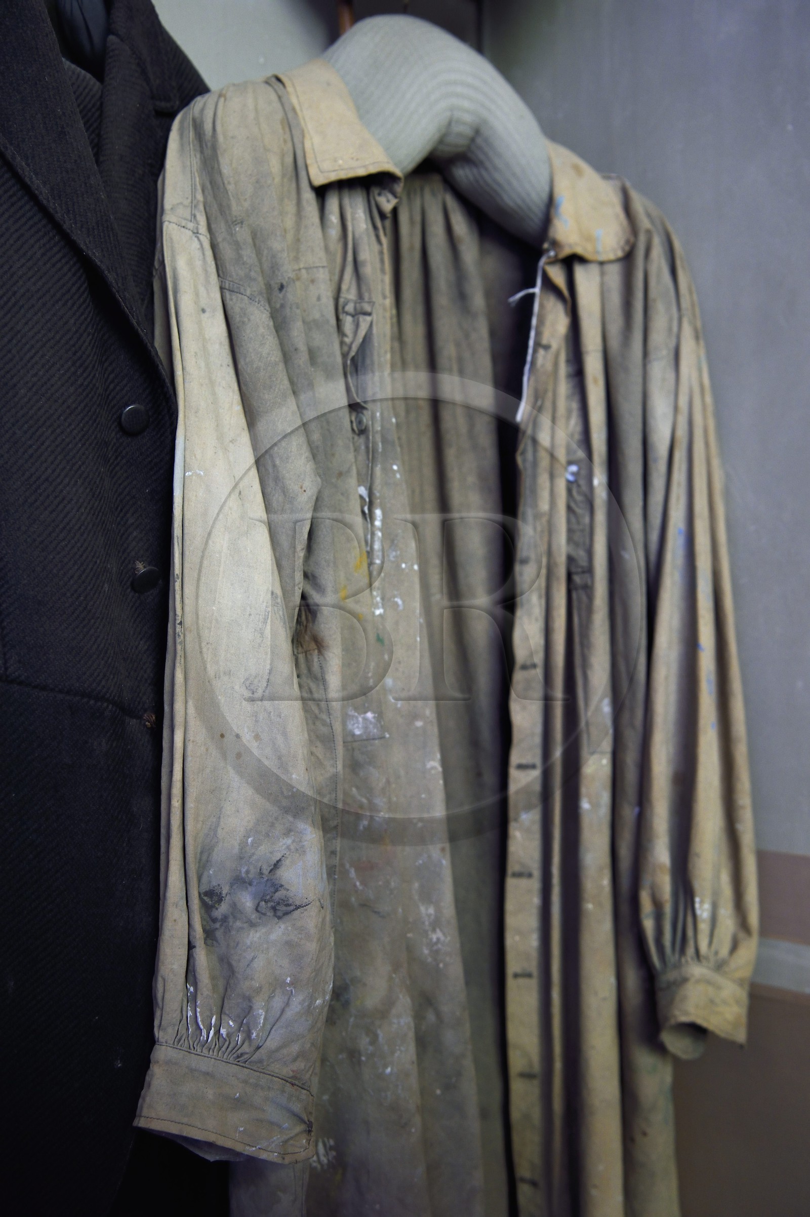 France, Bouches-du-Rhône (13), Aix en Provence, Atelier de Paul Cézanne sur la colline des Lauves, mention obligatoire, blouse de travaille de Cézanne tachée de peinture