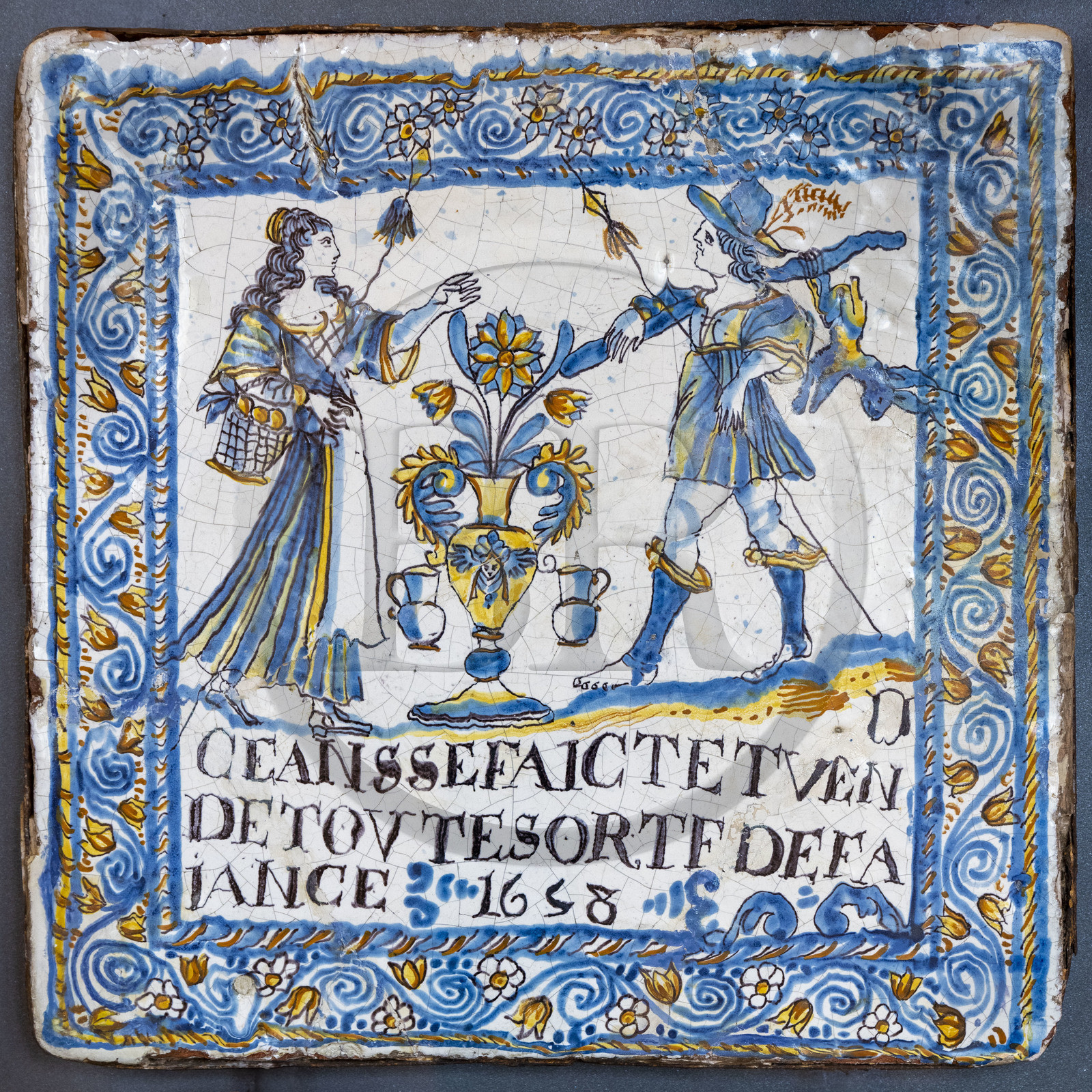 France, Nièvre (58), Nevers, musée de la Faïence et des Beaux-Arts, plaque enseigne Decor a compendiario avec inscription Ceans se faict et vend de toute sorte de faiance (1658)