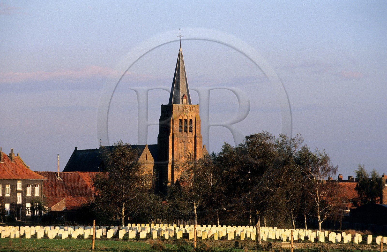 Belgique, Flandre-Occidentale, région des Monts-de-Flandre, église et cimetière militaire de 14-18 de Dranouter
