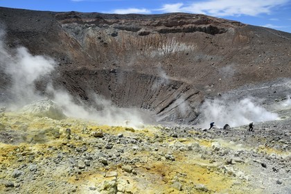 Italie, Sicile, iles Eoliennes, classées Patrimoine Mondial de l'UNESCO, ile de Vulcano, randonneurs dans le cratère du volcan della Fossa et fumerolles soufrées