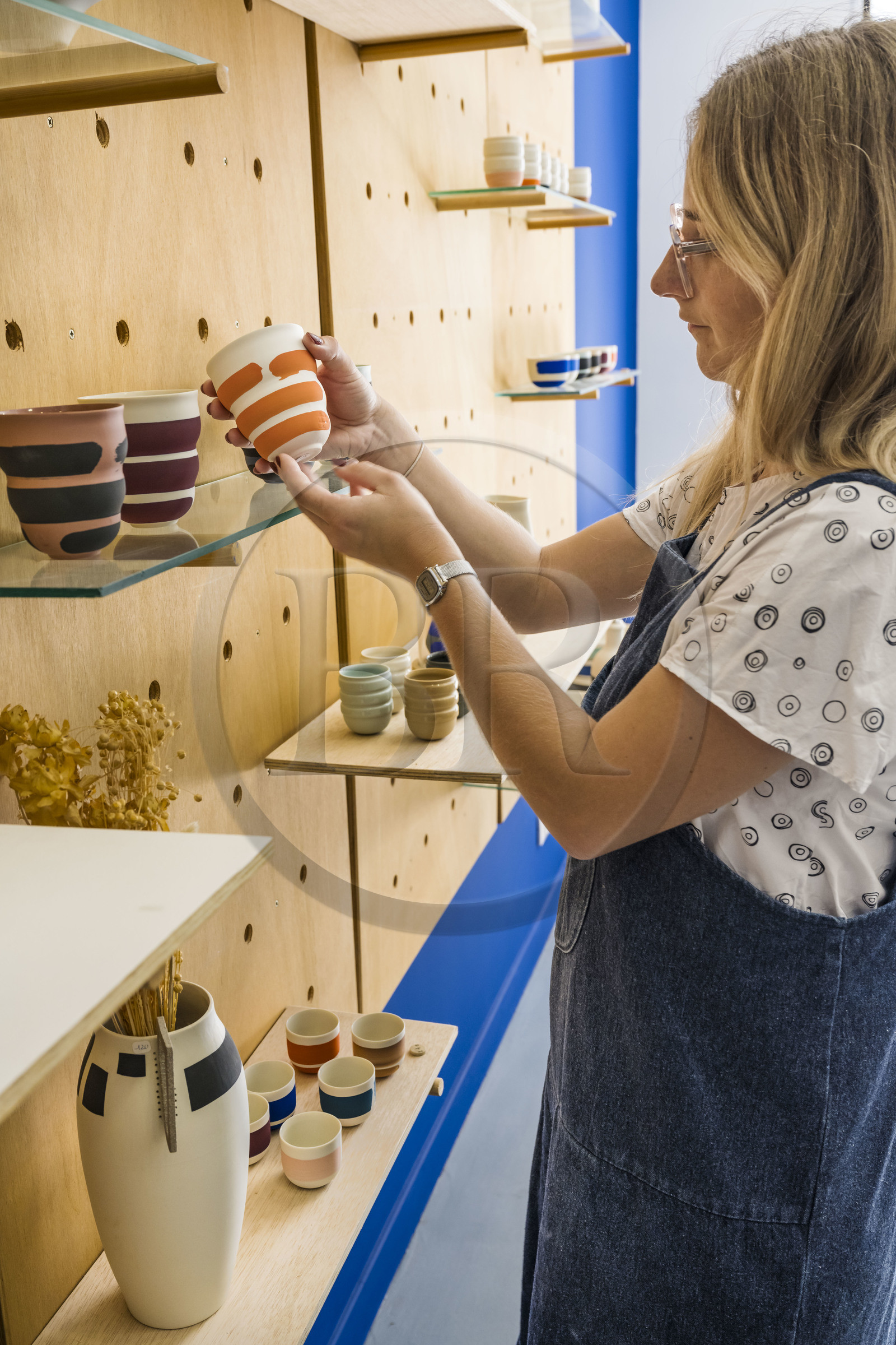 France, Alpes-Maritimes (06), Vallauris, la céramiste Maureen Stengel-Guillot de l'atelier MSG Céramique