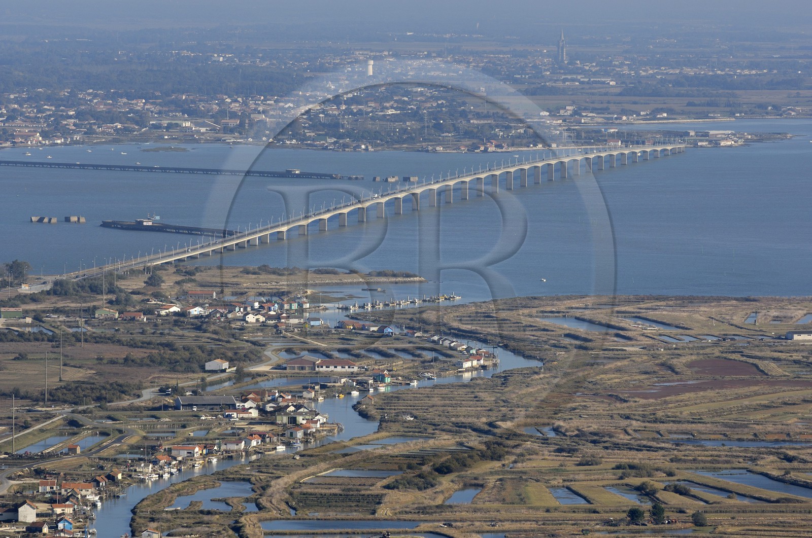 France, Charente-Maritime (17), Ile d'Oléron, le viaduc et  le port ostréicole du Chenal d'Ors (vue aérienne)