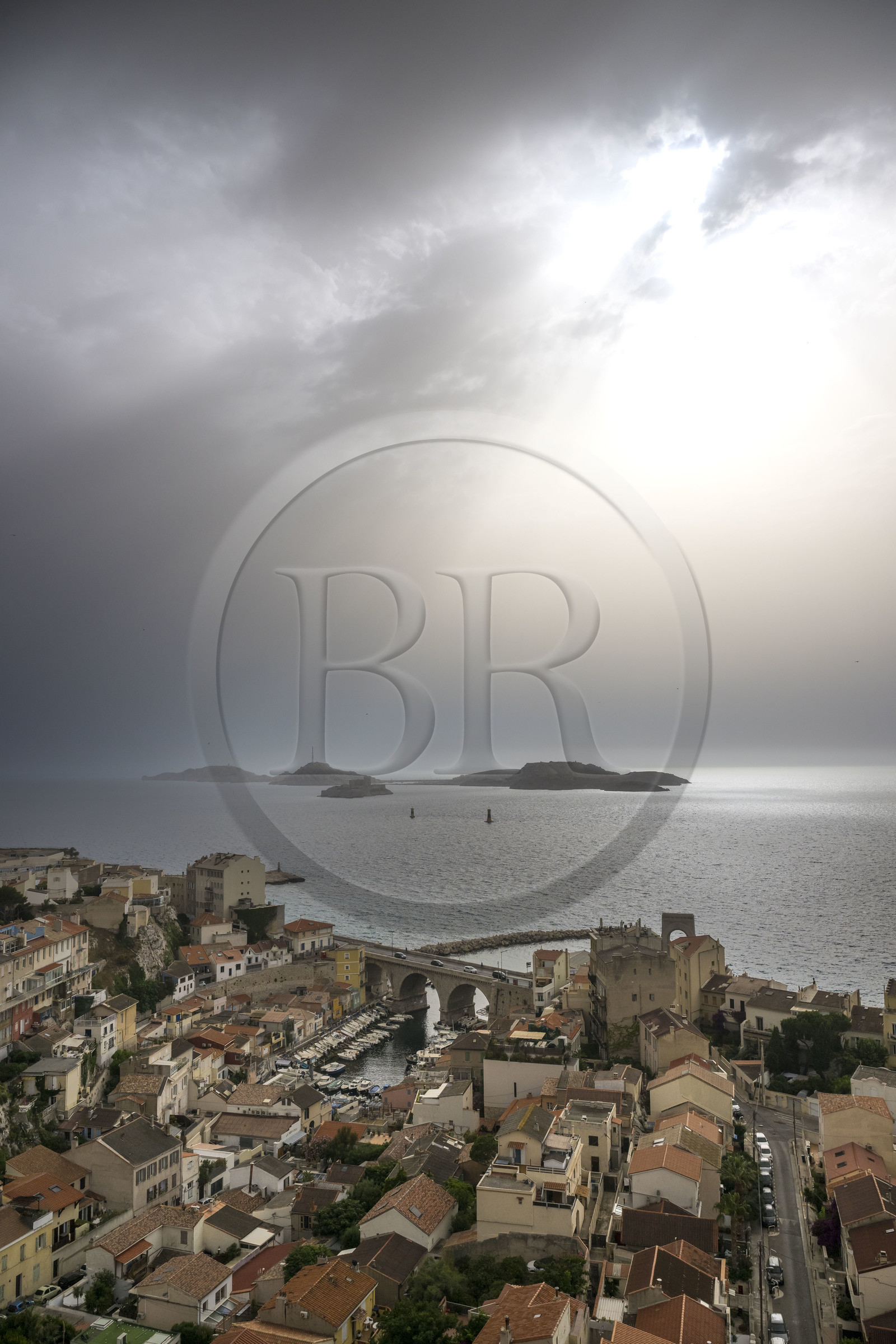 France, Bouches-du-Rhône (13), Marseille, quartier d'Endoume, le Vallon des Auffes, l'archipel du Frioul avec le Chateau d'If en arrière plan