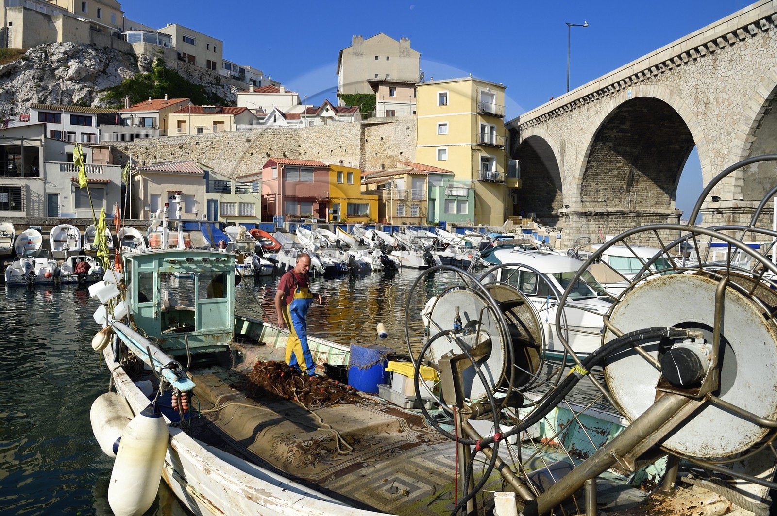 France, Bouches-du-Rhône (13), Marseille, quartier d'Endoume, le Vallon des Auffes, retour de pêche de Lucien Jativa et trie du poisson
