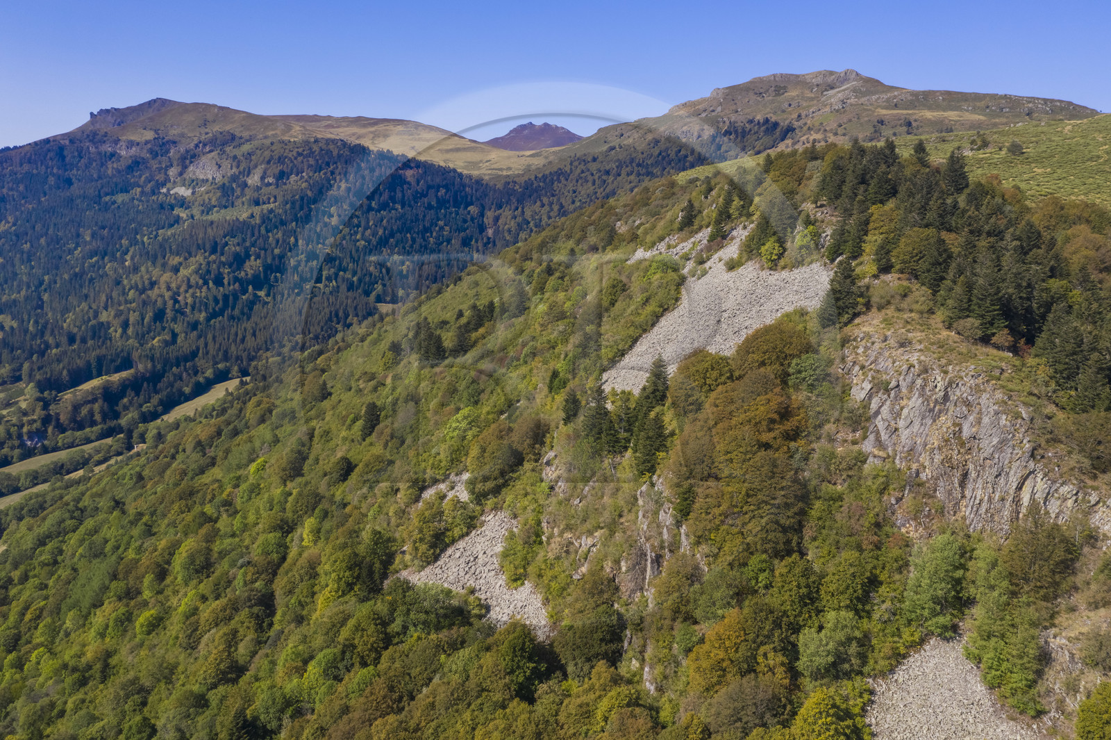 France, Cantal (15), Parc Naturel Régional des Volcans d'Auvergne, Laveissière, sur le chemin de Saint-Jacques de Compostelle par la Via Arverna, le Rocher du Bec de l'Aigle à gauche, le Puy de Seycheuse à droite et le Puy Mary en arrière plan (vue aérienne)