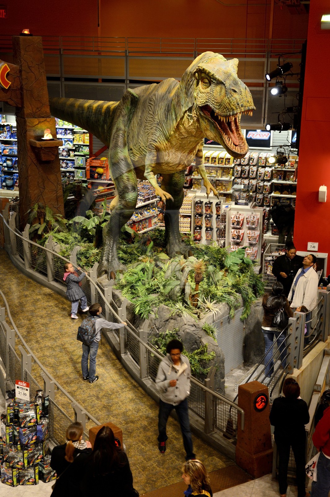 Etats-Unis, New York, Manhattan, Times Square, magasin de jouets ToysRUs et son dinosaure