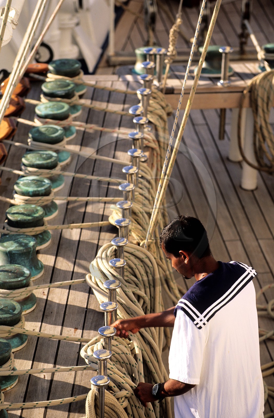Caraïbes, le 5 mâts SPV Royal Clipper, marin au travail sur le pont