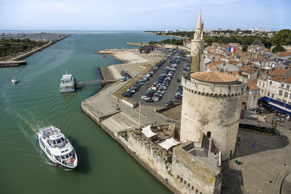 France, Charente-Maritime (17), La Rochelle, la Tour de la Chaine et la tour de la Lanterne en arrière plan