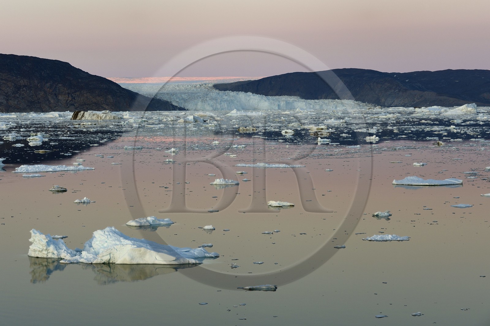 Groenland, cote ouest, baie de Disko, baie de Quervain, le glacier Eqip Sermia (glacier Eqi) au crépuscule et la calotte glaciaire en arrière plan