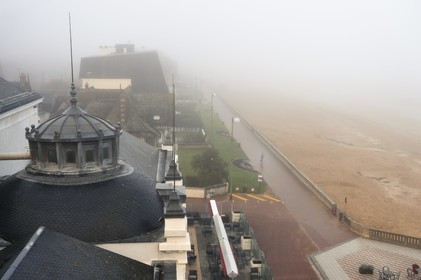France, Calvados (14), Pays d'Auge, la côte Fleurie, Cabourg, vue au petit matin dans la brume sur le casino et la promenade du bord de mer depuis le Grand Hotel où Marcel Proust séjourna chaque été de 1907 à 1914