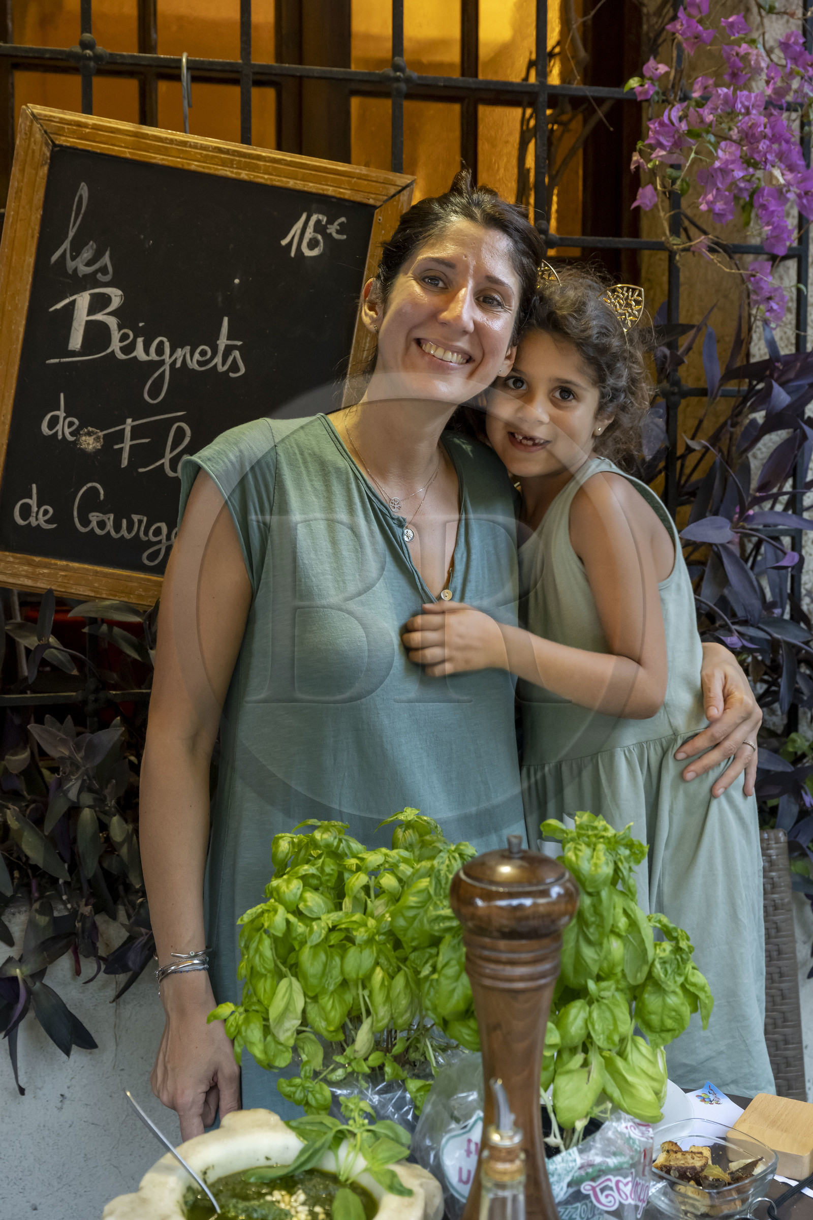 France, Alpes-Maritimes (06), Nice, restaurant Lou Balico spécialisé dans le basilic, Sara Issautier présente la préparation du pesto traditionnel