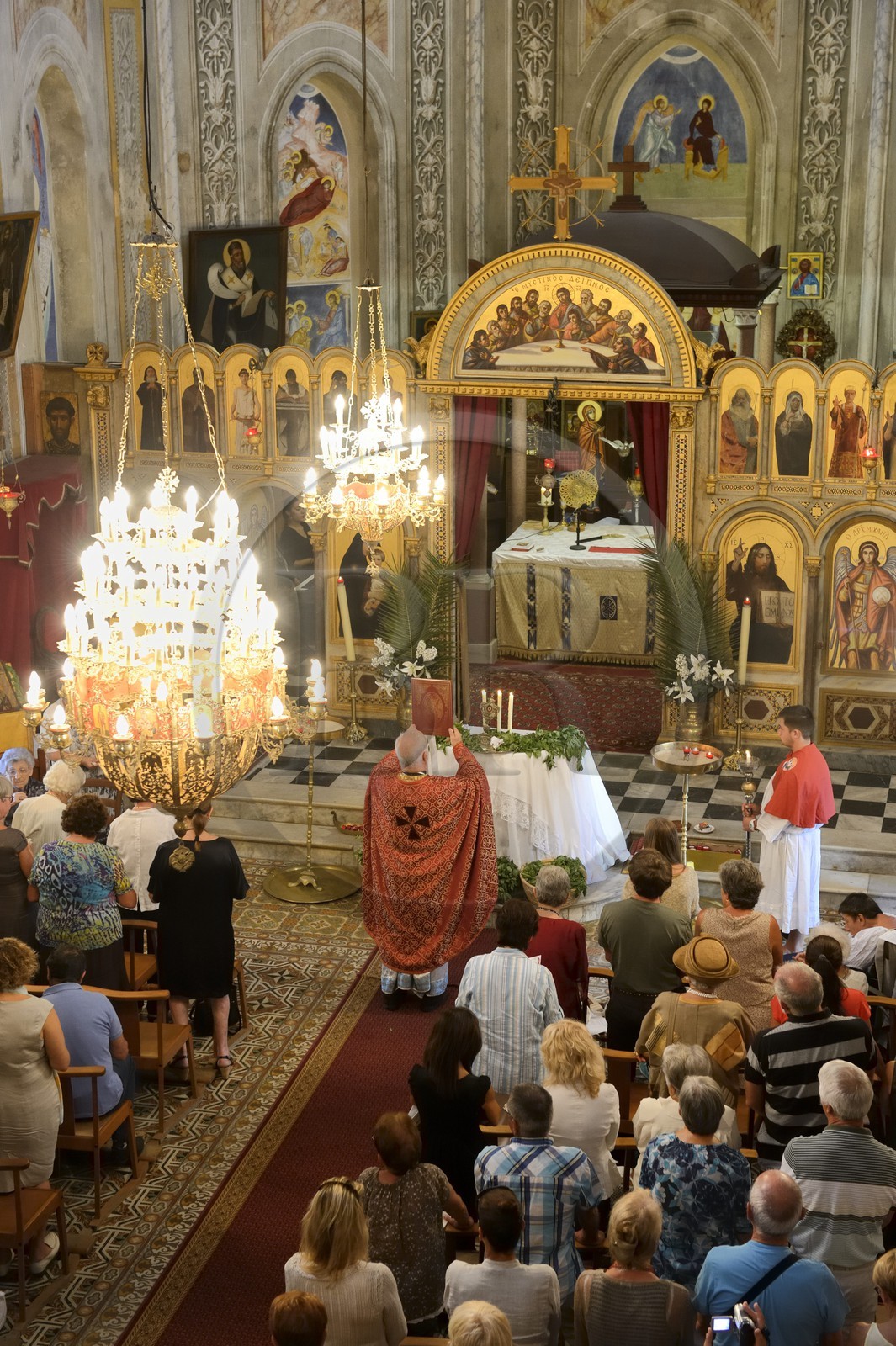 France, Corse-du-Sud (2A), Cargèse, église Saint Spyridon grecque catholique de rite oriental, messe de la fête du basilic (exaltation de la Sainte-Croix) par l’archimandrite Athanase