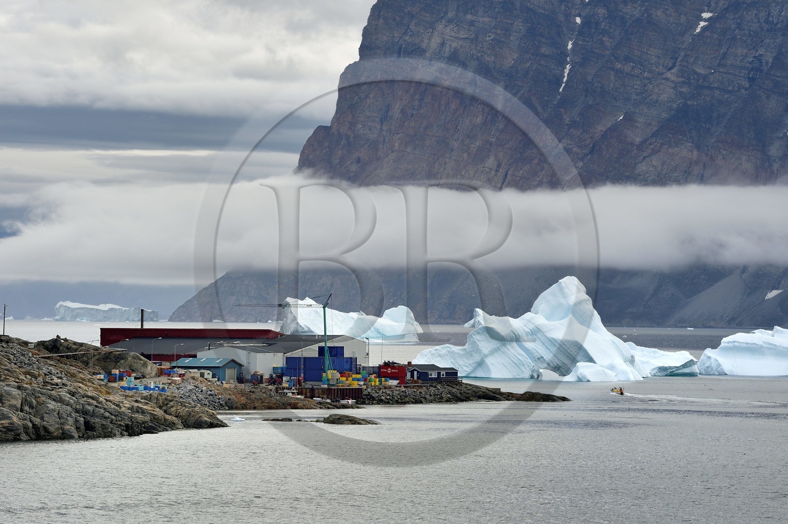 Groenland, cote ouest, baie de Baffin, le port de la ville de Uummannaq accrochée à la roche