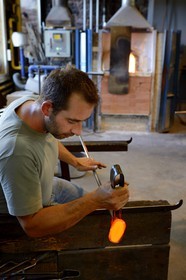 France, Moselle (57), Meisenthal, Centre international d'Art verrier (CIAV), fabrication d'une boule de Noël en verre, la canne de verre est posée sur un banc appelé «gamin mécanique»