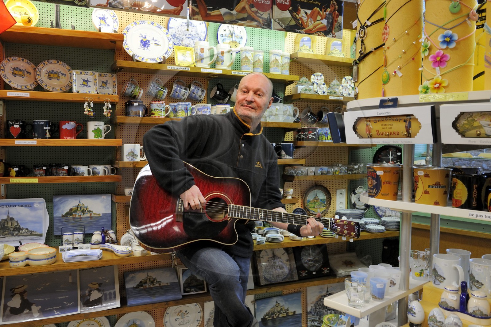France, Manche (50), Mont-Saint-Michel, Paul Noël Auvray rockeur et marchand de souvenirs