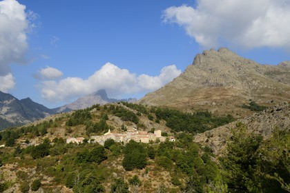 France, Haute-Corse (2B), région du Niolu (Niolo), Calasima plus haut village de Corse (1 095m) au pied de la montagne du Paglia Orba en forme d’aileron de requin