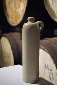 France, Ile de la Reunion, Saint Pierre, domaine de la distillerie Isautier, musée de la Saga du Rhum, bouteille de rhum datant de la fin du XIXéme siècle