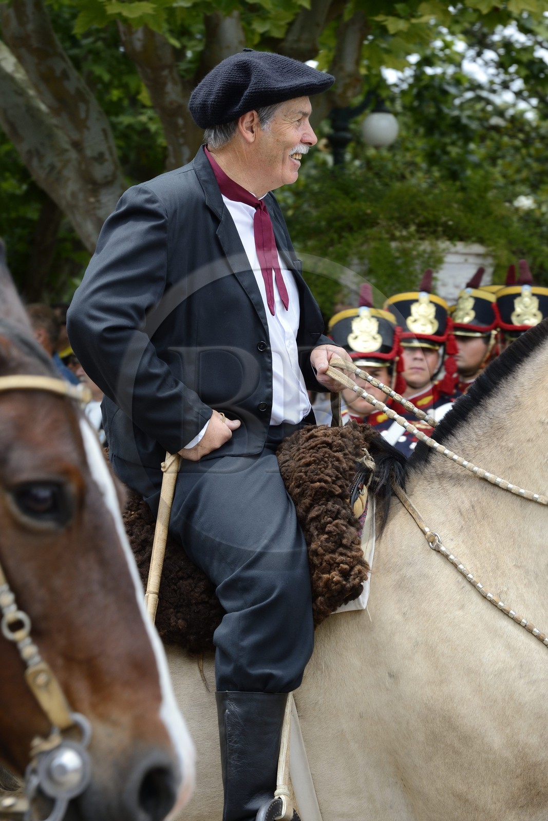 Argentine, province de Buenos Aires, San Antonio de Areco, fête du Jour de la Tradition (Dia de la Tradicion), gaucho à cheval défilant en habit traditionnel