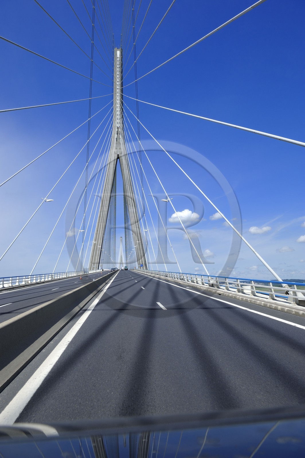France, entre Calvados (14) et Seine-Maritime (76), le Pont de Normandie enjambe la Seine pour relier les villes de Honfleur et du Havre