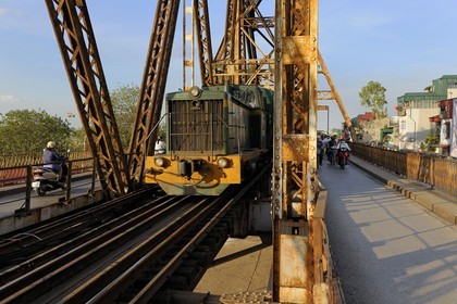 Vietnam, Hanoï, Pont Long Bien anciennement pont Paul Doumer est reservé à la circulation des trains, des deux-roues et des piétons