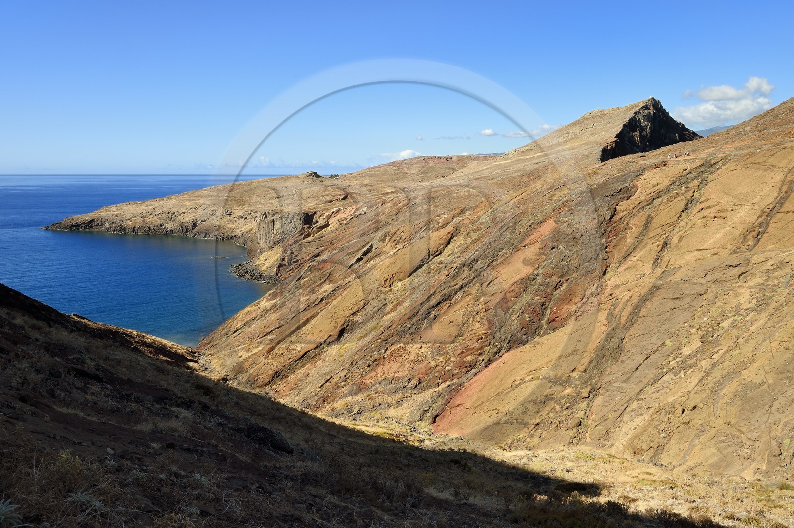 Portugal, Ile de Madère, randonnée dans la réserve naturelle de la Ponta de Sao Lourenço (pointe Saint Laurent) à l'extrême Est de l'ile, filon basaltique dans la baie d'Abra