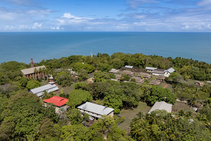 France, Guyane, Kourou, Iles du Salut, l'Ile Royale qui accueillait l'administration, la chapelle et l'hôpital du bagne ainsi que les logements de la direction et des gardiens (vue aérienne)