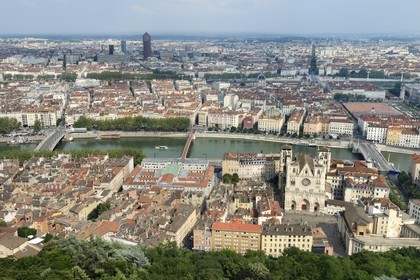 France, Rhône (69), Lyon, site historique classé Patrimoine Mondial de l'UNESCO, Vieux Lyon, la cathédrale (primatiale) Saint Jean et la place Bellecour dans le quartier de la Presqu'Ile en arrière plan