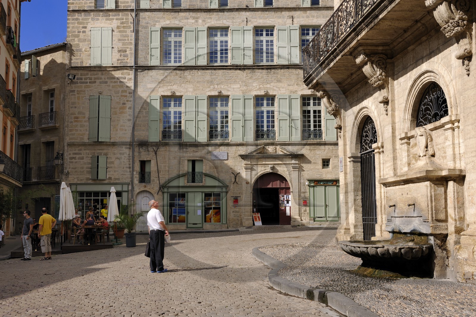 France, Hérault (34), Pézenas, fontaine de l'ancien hôtel de ville dit maison consulaire actuellement maison des Métiers d'Art place Gambetta à droite et hôtel de Flottes de Sébasan à l'arrière