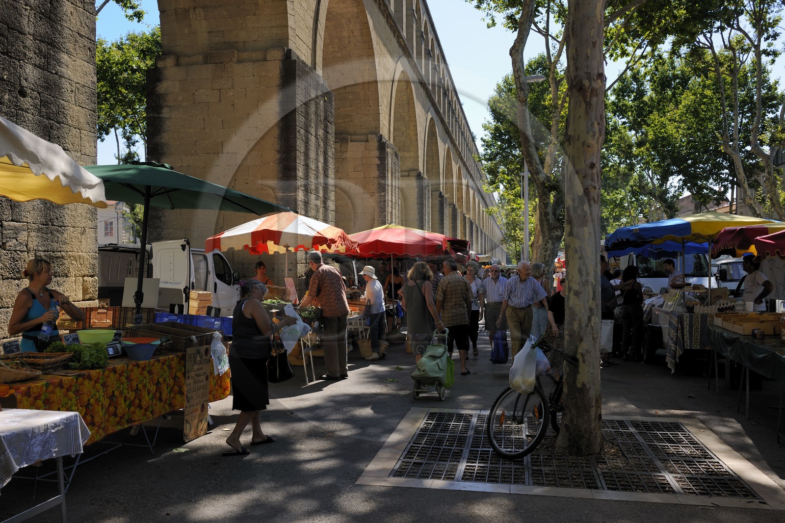 France, Hérault (34), Montpellier, Marché des Arceaux sous l'Aqueduc Saint Clément