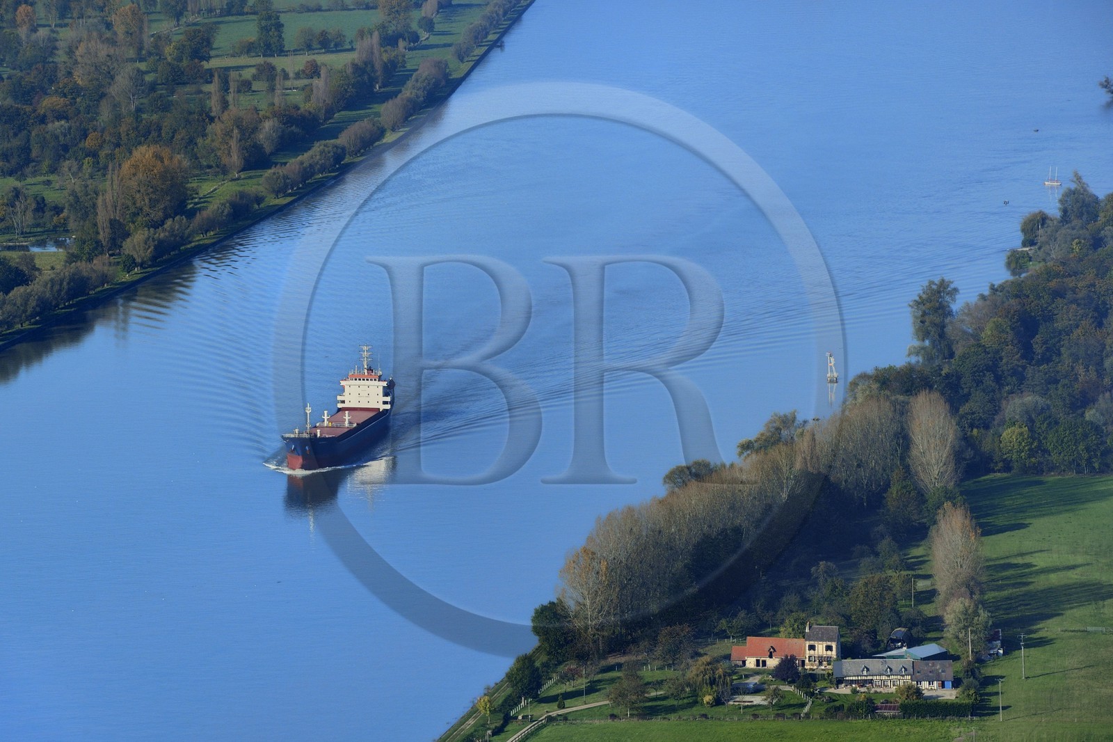 France, Seine-Maritime (76), cargo remontant la Seine à la hauteur de Saint-Martin-de-Boscherville (vue aérienne)