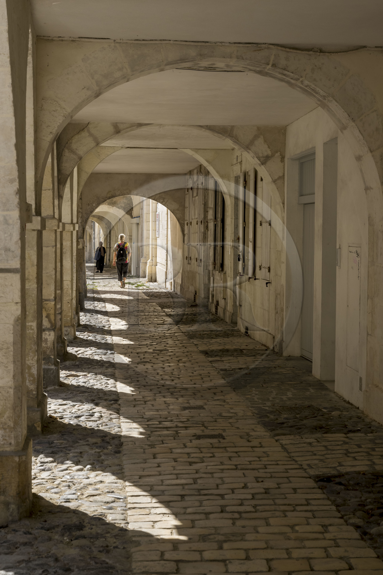 France, Charente-Maritime (17), La Rochelle, la rue de L'Escale est la seule de la vieille ville encore pavée avec des galets ronds provenant du lest des vaisseaux, elle est bordée d'arcades et possède de nombreux hotels particuliers