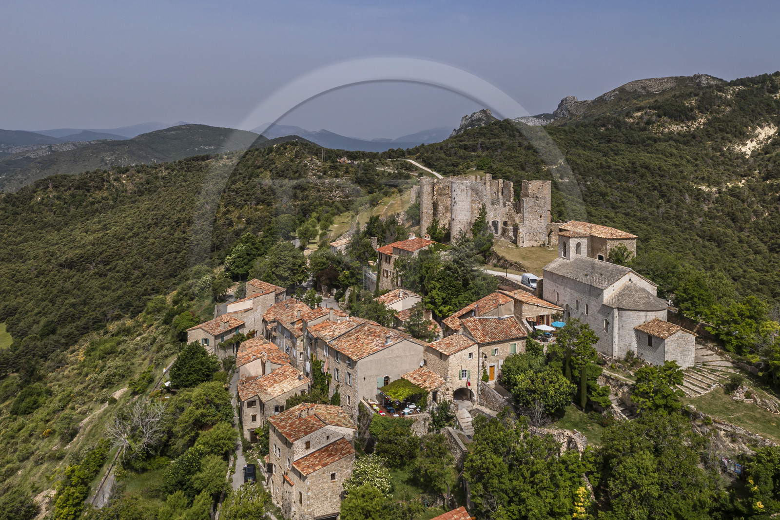 France, Var (83), parc naturel régional du Verdon, Bargème, labellisé Les Plus Beaux Villages de France, dominé par le chateau Sabran de Ponteves (vue aérienne)
