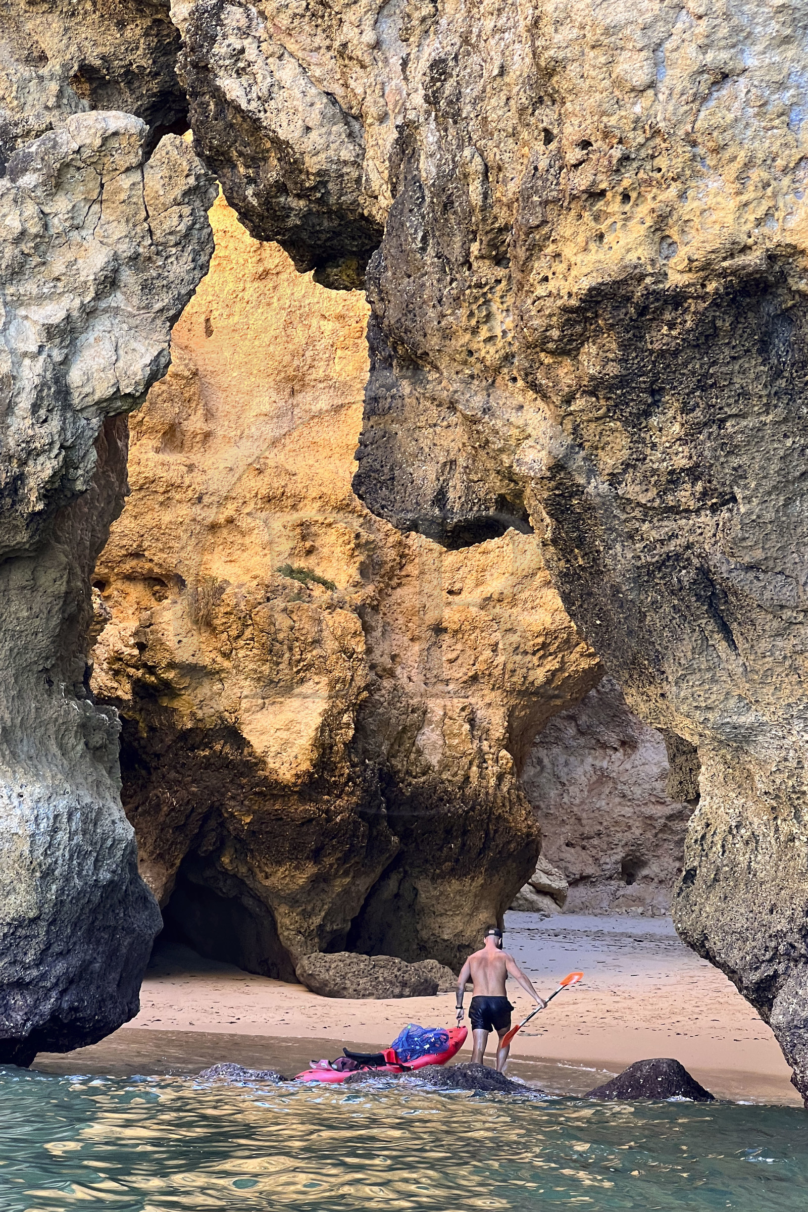 Portugal, Algarve, Lagos, randonnée en kayak au pied des falaises escarpées de la Ponta da Piedade