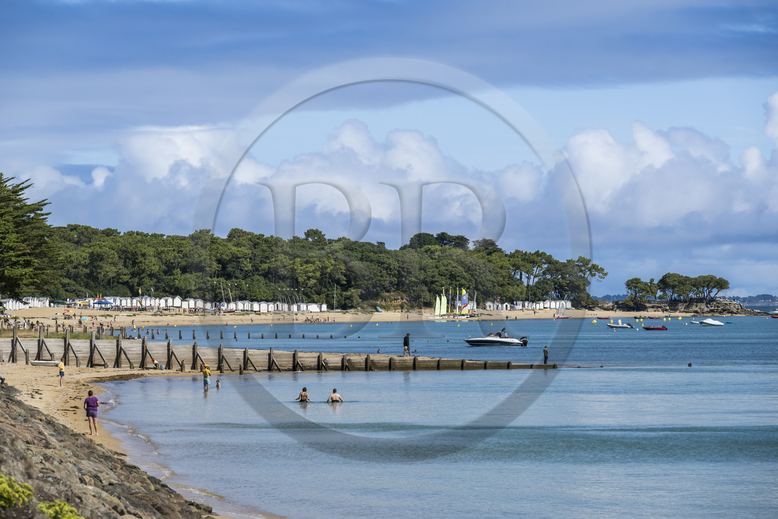 France, Vendée (85), île de Noirmoutier, Noirmoutier-en-l'Ile, la Plage des Sableaux et la Pointe de Saint-Pierre en arrière plan
