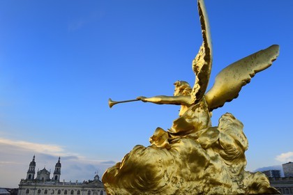 France, Meurthe-et-Moselle (54), Nancy, place Stanislas (ancienne Place Royale) construite par Stanislas Leszczynski, roi de Pologne et dernier duc de Lorraine au XVIIIe siècle, classée Patrimoine Mondial de l'UNESCO, statue de l'Arc de Triomphe (la Porte Héré), l'Hotel de ville et la cathédrale en arrière plan
