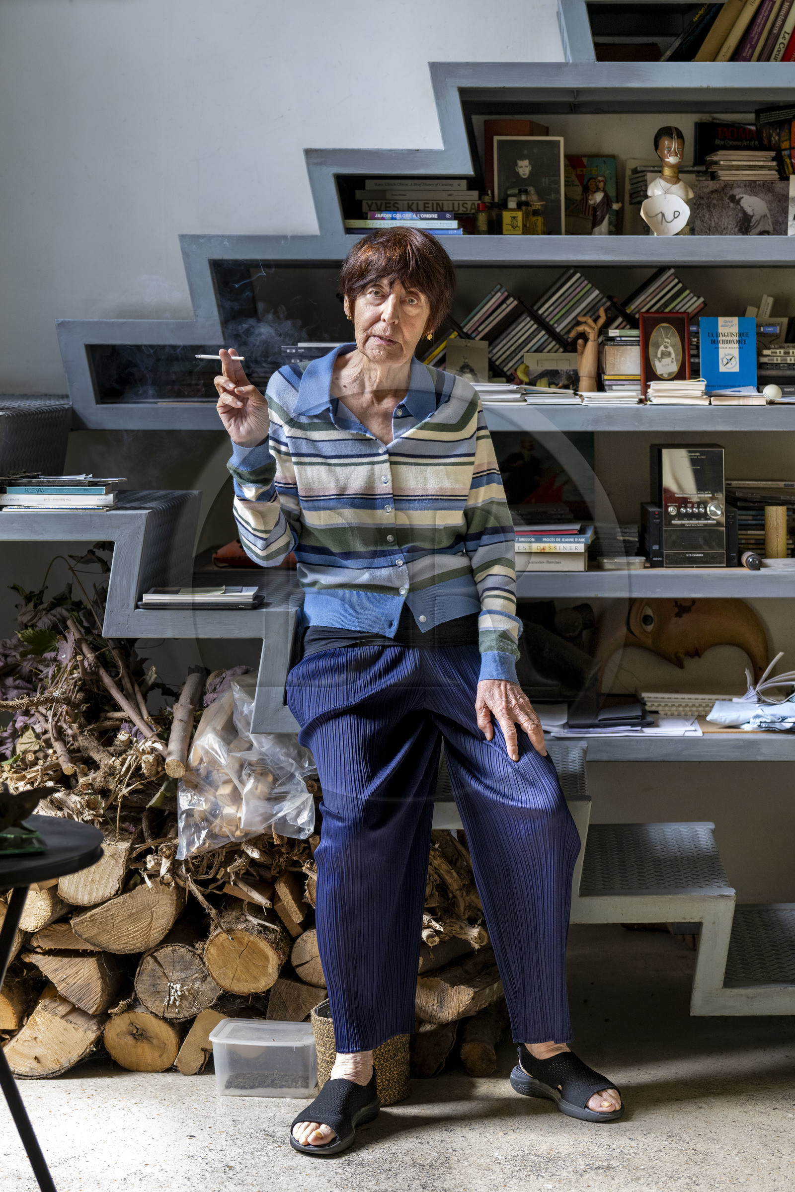 France, Hauts-de-Seine (92), Malakoff, l'artiste Annette Messager dans son appartement atelier