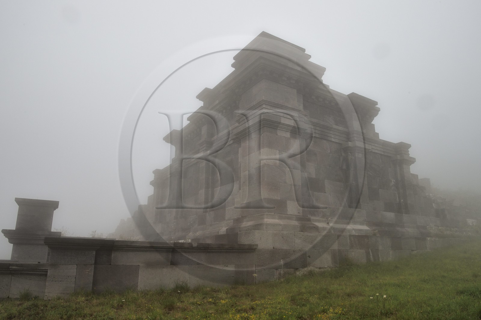 France, Puy-de-Dôme (63), Parc Naturel Régional des Volcans d'Auvergne, Chaine des Puys classée Patrimoine Mondial de l’UNESCO, vestiges partiellement reconstitués du temple de Mercure au sommet du puy de Dôme, temple gallo-romain du IIe siècle