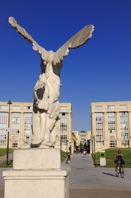 France, Hérault (34), Montpellier, quartier Antigone, Esplanade de l' Europe de l' architecte Ricardo Bofill et la réplique de la Victoire de Samothrace