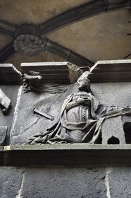 France, Puy-de-Dôme (63), Clermont-Ferrand, quartier de Montferrand, Hotel particulier Régin aussi appelée ancienne maison de l'Annonciation dans la rue de la Rodade, escalier et galeries du XVe siècle, la Vierge recevant l'Annonciation