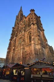 France, Bas-Rhin (67), Strasbourg, vieille ville classée au Patrimoine Mondial de l'UNESCO, marché de Noël (Christkindelsmarik) au pied de la Cathédrale Notre Dame