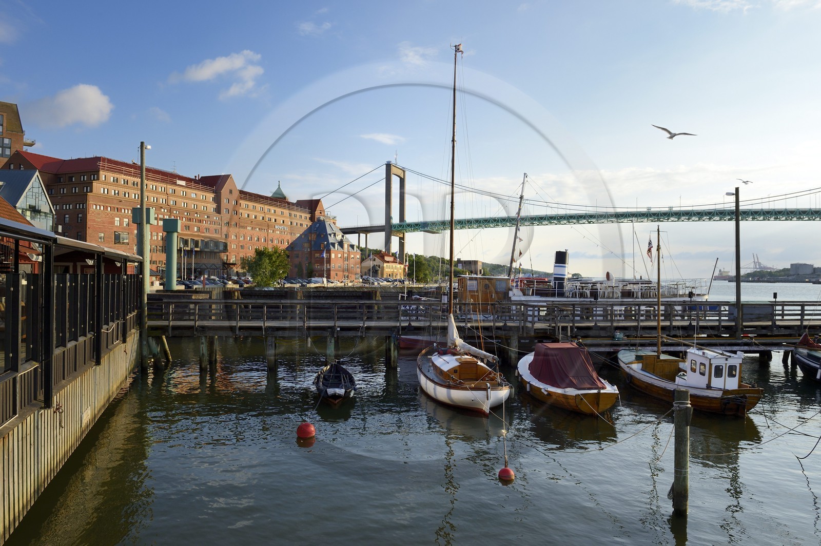 Suède, Västra Götaland, Göteborg (Gothenburg), le petit port de Klippans (Klippans angbatsbrygga) et l'hotel Novotel sous le pont d'Älvsborg en arrière plan